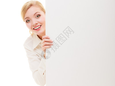 广告躲在空白复制间横幅后面的快乐女人孤立在白色上商业妇女推荐你的产品图片