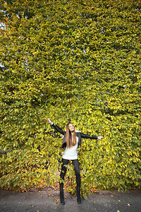 女青年秋天落叶黄绿色女孩花园背景黄色绿女孩花园背景图片