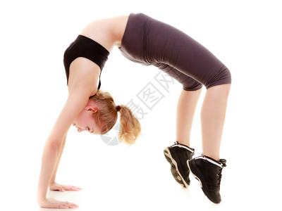 全年的体育女青适合健身运动的女子训练做伸展运动背部弯过白底孤立的高跟鞋图片