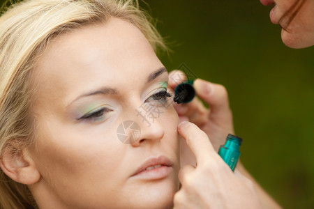 装饰美容程序和化妆概念关闭部分女面化妆师使用马斯卡拉mascara做美容师图片