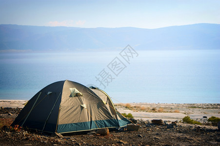 自然界的露营帐篷山地和湖图片