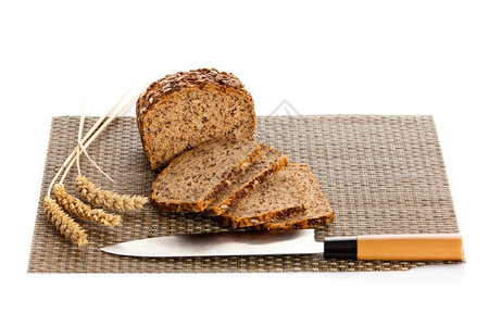 新鲜面包被用刀砍在木板上图片