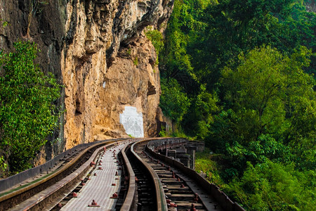 悬崖旁的死铁路泰国高井河沿岸图片