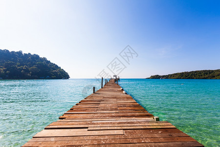 Wooden通道热带度假胜地海滩上的木板步行图片