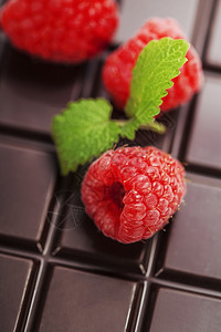 深巧克力条底有草莓图片