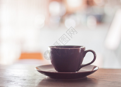 木制桌上的紫咖啡杯股票照片图片