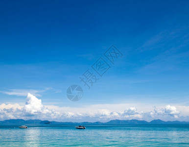 海面上空的蓝色云天图片