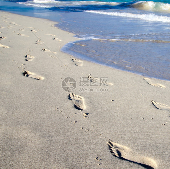 海滩湿沙的脚印图片