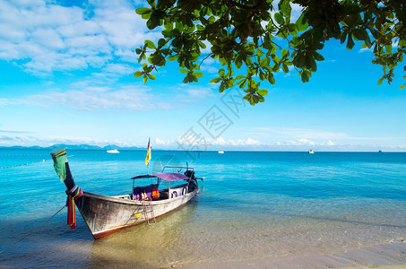 泰国安达曼海的渔船和岛屿图片