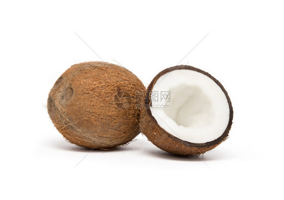 白背景的椰子切成两半图片