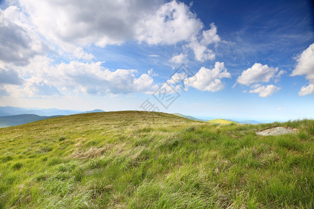 自然和环境美丽的绿山夏季区景观旅行和游图片