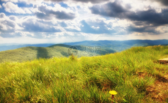 山中美丽的夏日风景蓝天空云布兹扎迪波兰图片