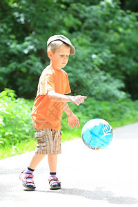 男孩在户外公园玩球图片