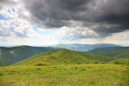 自然和环境美丽的绿山夏季区景观旅行和游图片