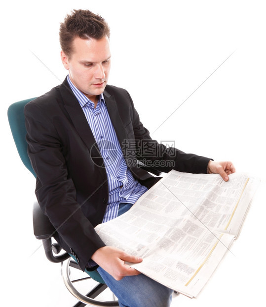 坐在椅子上看白背景孤立报纸的商人图片