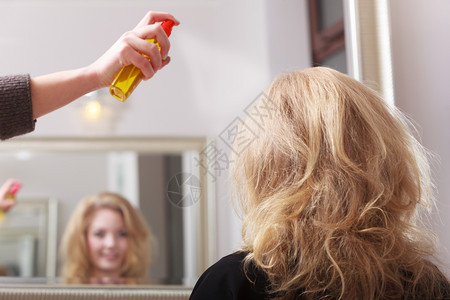 头发理师的金卷女孩型师和客户的发型师美容院的年轻女子发型图片