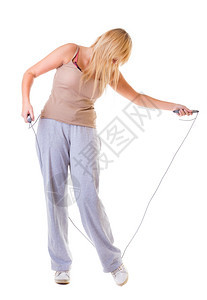 运动女孩加上体型跳绳运动体重减退健的年轻女子被隔离工作室中图片