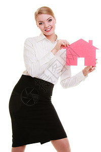 持有红纸屋的妇女房地产代理商财业务和调整或贷款概念白背景孤立图片