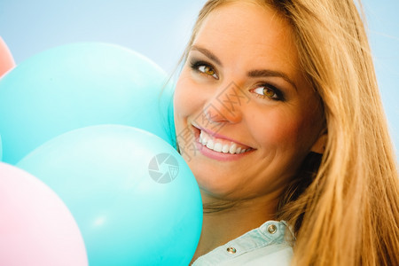 暑假庆祝活动和生方式概念美丽的少女孩在蓝天背景外有彩色气球图片