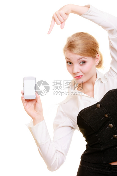 交流和广告年轻女商人展示了手机快乐的女士指着在白色上隔离的智能手机图片