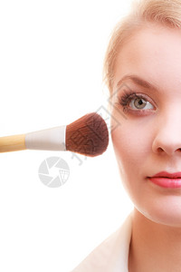 化容美程序和妆概念关闭部分女化妆面部细节用刷子施粗糙的红绿脸图片