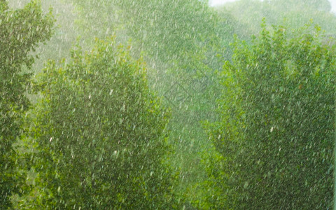 抗洪在窗外的夏季雨中水滴在玻璃窗上作为背景纹理背景