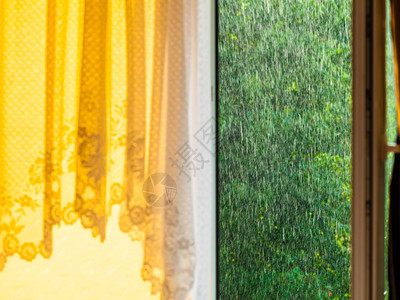 窗外的夏季雨水滴在玻璃窗上图片