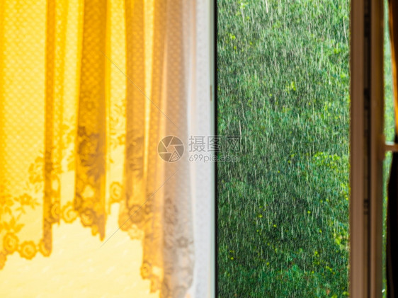 窗外的夏季雨水滴在玻璃窗上图片