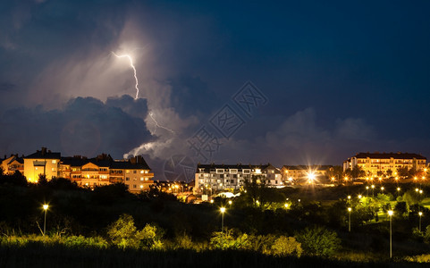 夜市的雷暴伴随着巨大的闪电图片