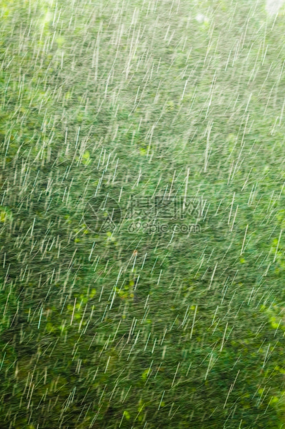 在窗外的夏季雨中水滴在玻璃窗上作为背景纹理图片