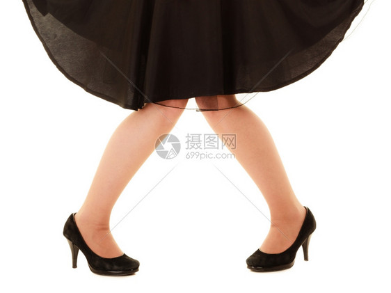 穿着高跟鞋的女孩感腿紧缝合着孤立在白色上工作室拍到的图片