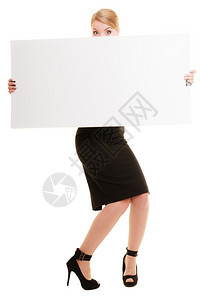 广告藏在空白复制间横幅后面的有趣女人孤立在白色上商业妇女推荐你的产品图片
