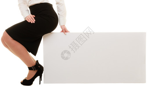 广告女双腿闭合坐在空白横幅上孤立女商人推荐产品图片