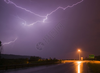在尼斯夸利谷的隆高速公路上喷发闪电图片