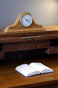 一本书坐在文艺滚顶台的桌子上图片