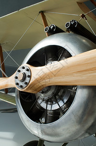 飞机前方的螺旋桨图片