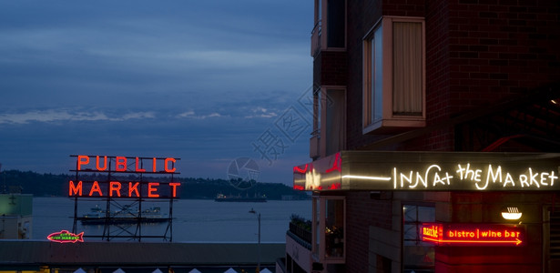 一艘渡轮在西雅图市场宾馆前一个沉闷的夜晚来到派克市场后面的码头图片