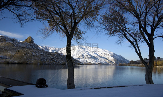 和平哥伦比亚河的冬季雪在树下看着岩石花边图片