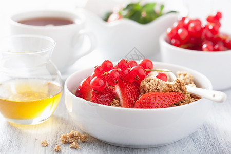 配有粮粉和草莓的健康早餐图片