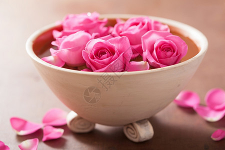 花瓶中美丽的粉红玫瑰花朵图片
