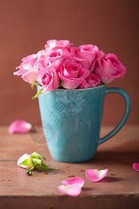 粉红玫瑰花瓣美丽的粉红玫瑰花束在杯中背景