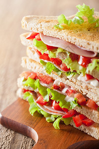三明治加火腿番茄和生菜图片