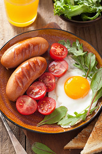 俯视图含番茄鸡蛋热狗的早餐图片
