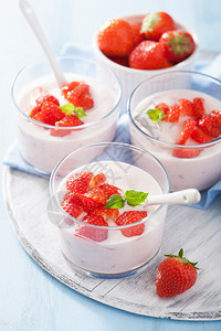 酸奶配有草莓和薄荷叶图片
