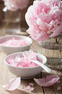 用于温泉和芳香治疗的粉红花盐图片