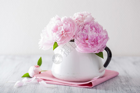 花瓶中美丽的粉红色花朵束图片