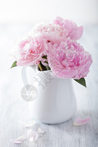 花瓶中美丽的粉红色花束图片