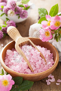 带粉红草药盐和野花图片