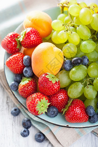 鲜果和浆草莓蓝葡萄图片