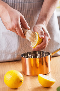 将柠檬挤进铜锅图片